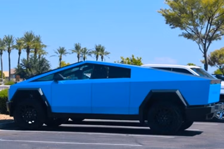 Không hài lòng với câu trả lời đó và vẫn khó chịu vì tiếng gió, Larson bắt đầu tìm kiếm giải pháp của riêng mình. Và anh ấy đã tìm thấy nó trên Amazon, nơi anh ấy mua một cuộn dải chắn thời tiết bằng silicon dày 9 mm vừa khít với khe hở ở phía trên kính chắn gió. 