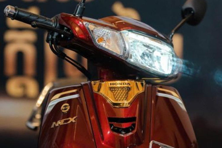 Xe vẫn có hệ thống đèn pha LED tích hợp đèn định vị ban ngày Daylight và đèn xi-nhan vẫn sử dụng bóng Halogen. Honda Dream 125 2025 vẫn được trang bị bộ mâm nan hoa kích thước 17 inch với lốp trước 60/100-R17 và lốp sau 70/100-R17.