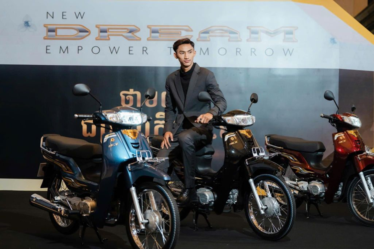 Tại thị trường Campuchia, mức giá xe Honda Dream 125 2025 bán với 3 màu sắc gồm Xanh, Đỏ và Đen cùng mức niêm yết tương đương 2.500 USD (khoảng 58 triệu đồng).