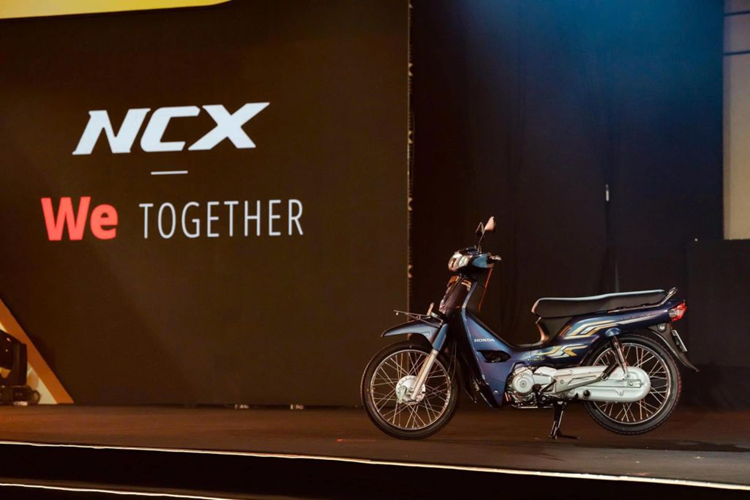 Mẫu xe máy Honda Dream 125 2025 có kích thước tổng thể chiều dài x rộng x cao lần lượt là 1.868 x 697 x 1.051 mm, khoảng sáng gầm 134 mm và chiều cao yên xe 751 mm. Xe có dung tích bình xăng 4 lít và trọng lượng chỉ 98 kg giúp người dùng dễ dàng xoay sở.