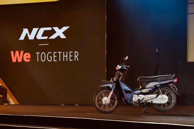 Mẫu xe máy Honda Dream 125 2025 có kích thước tổng thể chiều dài x rộng x cao lần lượt là 1.868 x 697 x 1.051 mm, khoảng sáng gầm 134 mm và chiều cao yên xe 751 mm. Xe có dung tích bình xăng 4 lít và trọng lượng chỉ 98 kg giúp người dùng dễ dàng xoay sở.