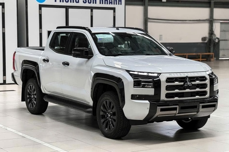 Tuy nhiên, trước thềm ra mắt, những chiếc Mitsubishi Triton 2025 bản Athlete đầu tiên đã được vận chuyển về đại lý và lộ hàng cho khách Việt chiêm ngưỡng. Xe được phát triển dựa trên hệ thống khung gầm mới cứng cáp hơn so với thế hệ cũ, giúp gia tăng khả năng off-road.