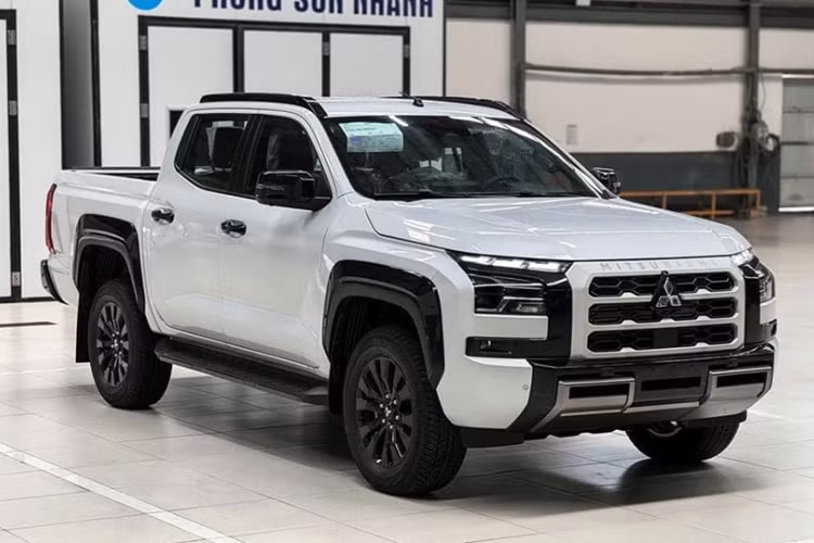 Tuy nhiên, trước thềm ra mắt, những chiếc Mitsubishi Triton 2025 bản Athlete đầu tiên đã được vận chuyển về đại lý và lộ hàng cho khách Việt chiêm ngưỡng. Xe được phát triển dựa trên hệ thống khung gầm mới cứng cáp hơn so với thế hệ cũ, giúp gia tăng khả năng off-road.