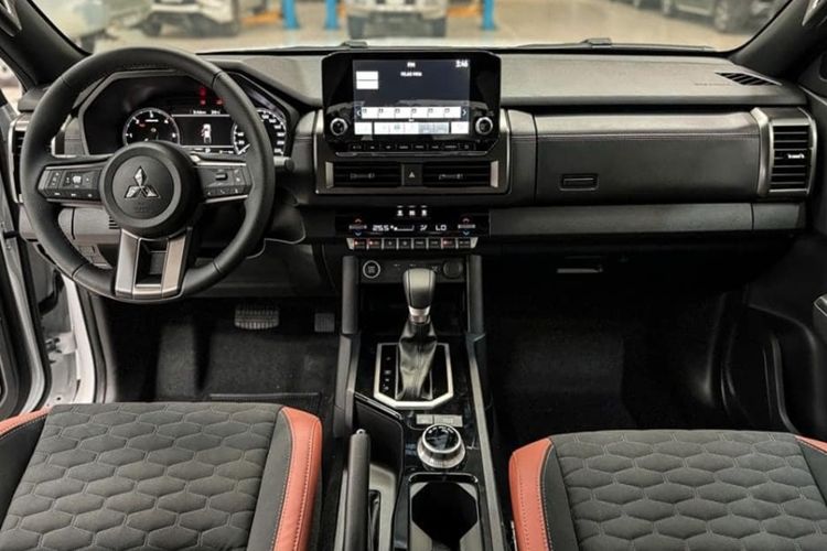 Khu vực đuôi xe của Triton 2025 cũng được thiết kế lại với 2 dải đèn LED hình chữ L đối đầu nhau. Về nội thất, các chi tiết bên trong khoang cabin của Triton 2024 được thiết kế góc cạnh hơn. Xe sở hữu các tiện ích như: vô lăng 3 chấu, đồng hồ lái kỹ thuật số cỡ 7 inch đi kèm màn hình trung tâm 10 inch đặt nổi hỗ trợ Apple CarPlay/Android Auto.