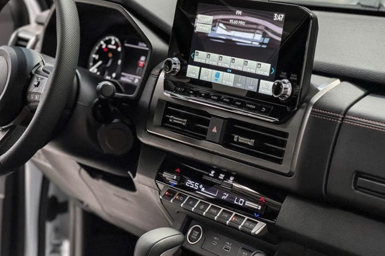 Ngoài ra, mẫu bán tải này còn được trang bị hệ thống âm thanh 6 loa, 2 cổng sạc 12V, chìa khóa thông minh, điều hòa tự động 2 vùng, gương chống chói tự động, phanh tay cơ, ghế ngồi thể thao có họa tiết giống dạng lưới tổ ong, phối 2 tông màu.