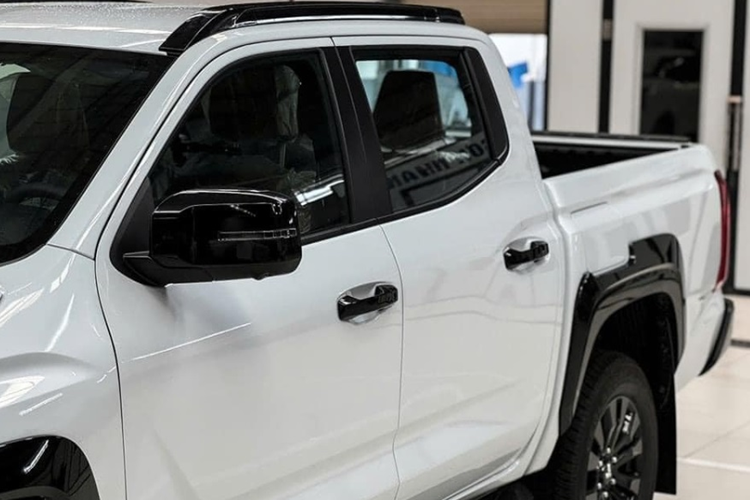 Phần đầu xe mở rộng, gây ấn tượng với mặt ca-lăng hình chữ nhật đặt thẳng đứng. Hai bên gồm dải đèn LED định vị và cụm đèn pha LED projector tương tự Xpander mới.