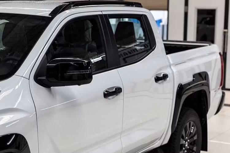 Phần đầu xe mở rộng, gây ấn tượng với mặt ca-lăng hình chữ nhật đặt thẳng đứng. Hai bên gồm dải đèn LED định vị và cụm đèn pha LED projector tương tự Xpander mới.