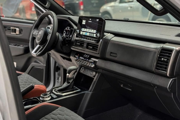 Về trang bị an toàn, khả năng cao Mitsubishi Triton 2025 sẽ sở hữu gói hỗ trợ lái xe nâng cao ADAS với các tính năng như: cảnh báo va chạm sớm, cảnh báo làn đường hay ga tự động thích ứng, camera 360 độ, hệ thống cảm biến va chạm có ở phía trước và sau.