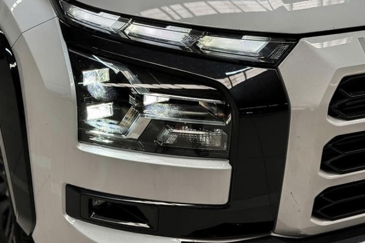 Trong khi đó, đèn sương mù đặt bên dưới cản trước. Phiên bản Athlete mới về đại lý có nhiều chi tiết sơn đen thể thao như: ốp 2 bên lưới tản nhiệt, mâm xe, ốp hốc bánh xe, tay nắm cửa, gương chiếu hậu và thanh giá nóc.