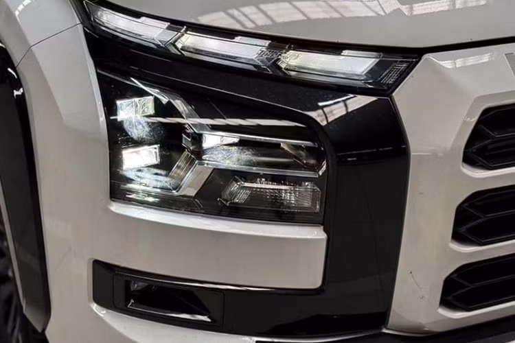 Trong khi đó, đèn sương mù đặt bên dưới cản trước. Phiên bản Athlete mới về đại lý có nhiều chi tiết sơn đen thể thao như: ốp 2 bên lưới tản nhiệt, mâm xe, ốp hốc bánh xe, tay nắm cửa, gương chiếu hậu và thanh giá nóc.