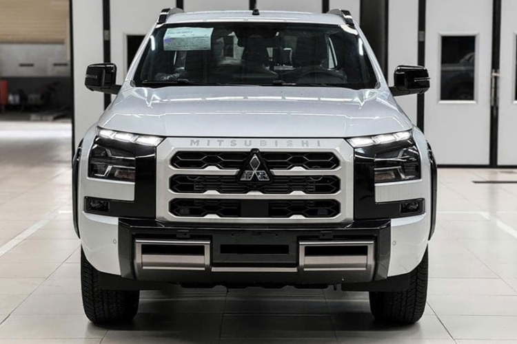 Mẫu xe bán tải Mitsubishi Triton 2025 tại Việt Nam sở hữu kích thước gồm chiều dài x rộng x cao lần lượt là 5.320 x 1.865 x 1.795 mm, đi kèm chiều dài cơ sở 3.130 mm và khoảng sáng gầm lên tới 222 mm.