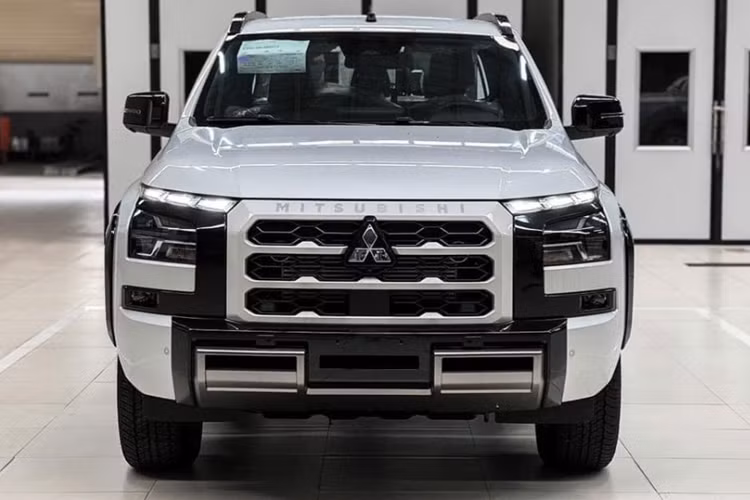 Mẫu xe bán tải Mitsubishi Triton 2025 tại Việt Nam sở hữu kích thước gồm chiều dài x rộng x cao lần lượt là 5.320 x 1.865 x 1.795 mm, đi kèm chiều dài cơ sở 3.130 mm và khoảng sáng gầm lên tới 222 mm.