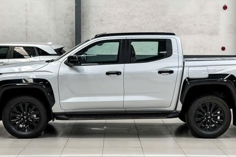 So với thế hệ cũ, chiều dài cơ sở của xe tăng đến 130 mm. Trong khi đó, khoảng sáng gầm dao động từ 203 - 222 mm, tùy theo phiên bản. Thiết kế của Mitsubishi Triton 2024 vẫn dựa trên ngôn ngữ Dynamic Shield đặc trưng nhưng được tinh chỉnh lại đem đến dáng vẻ hiện đại hơn.