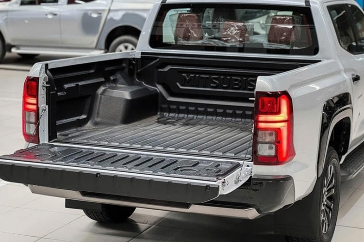 Mức giá xe Mitsubishi Triton 2025 hiện vẫn chưa được công bố chính thức. Khách hàng mua Triton 2025 chính hãng sẽ được bảo hành tiêu chuẩn lên đến 5 năm (hoặc 150.000 km, tùy điều kiện nào đến trước).