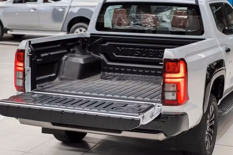 Mức giá xe Mitsubishi Triton 2025 hiện vẫn chưa được công bố chính thức. Khách hàng mua Triton 2025 chính hãng sẽ được bảo hành tiêu chuẩn lên đến 5 năm (hoặc 150.000 km, tùy điều kiện nào đến trước).