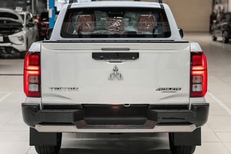 Ngoài ra, từ ngày 12/08/2024 đến ngày 10/09/2024, khách hàng khi đặt trước All-New Triton 2024 tại tất cả các Nhà phân phối Ủy quyền của Mitsubishi Motors Việt Nam trên toàn quốc sẽ được hưởng những chương trình ưu đãi như: 10 lần thay thế miễn phí dầu động cơ và lọc nhớt chính hãng trong 5 năm hoặc 100.000 km (tùy điều kiện nào đến trước)...