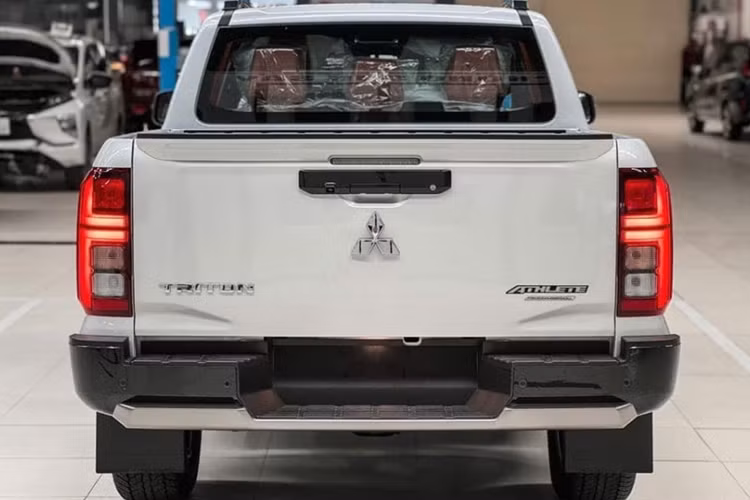 Ngoài ra, từ ngày 12/08/2024 đến ngày 10/09/2024, khách hàng khi đặt trước All-New Triton 2024 tại tất cả các Nhà phân phối Ủy quyền của Mitsubishi Motors Việt Nam trên toàn quốc sẽ được hưởng những chương trình ưu đãi như: 10 lần thay thế miễn phí dầu động cơ và lọc nhớt chính hãng trong 5 năm hoặc 100.000 km (tùy điều kiện nào đến trước)...