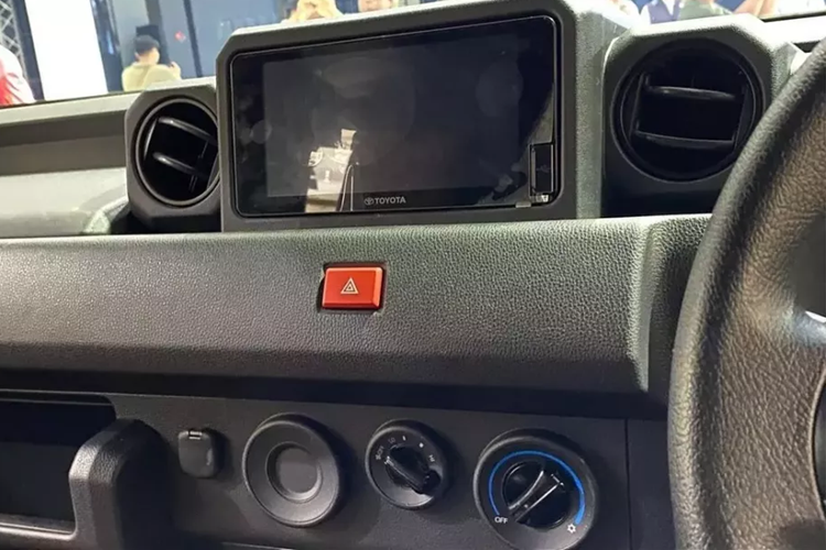 Đằng sau, xe được trang bị cửa cốp cỡ lớn với tem chữ nổi "Rangga" và cụm đèn hậu nằm dọc có thiết kế đơn giản. Thêm vào đó là nóc cao với cánh gió mui và những chi tiết ốp màu đen xung quanh xe. Bộ vành của xe có thiết kế 6 chấu và sơn màu đen bóng.