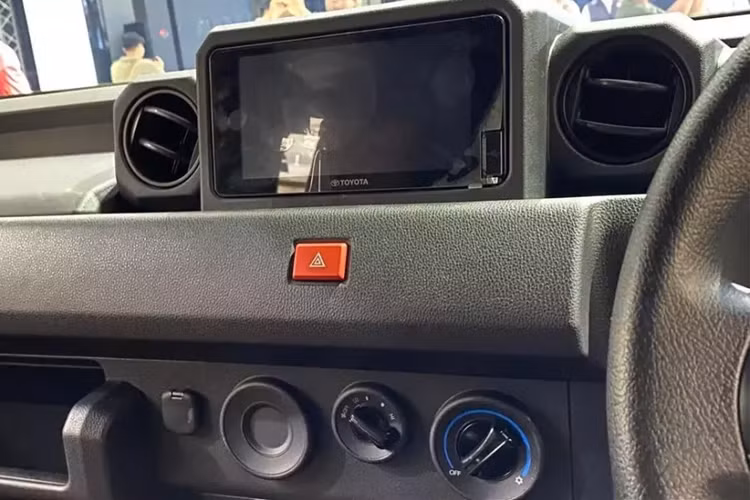 Đằng sau, xe được trang bị cửa cốp cỡ lớn với tem chữ nổi "Rangga" và cụm đèn hậu nằm dọc có thiết kế đơn giản. Thêm vào đó là nóc cao với cánh gió mui và những chi tiết ốp màu đen xung quanh xe. Bộ vành của xe có thiết kế 6 chấu và sơn màu đen bóng.