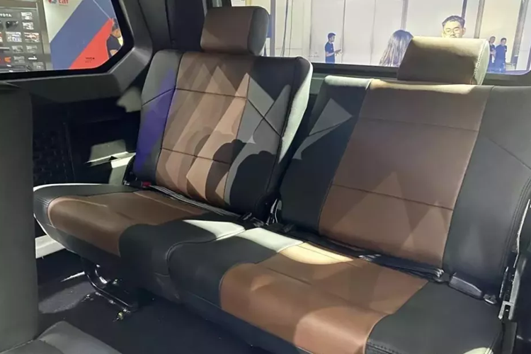 Chưa hết, xe còn được trang bị ghế bọc da phối 2 màu, có tính năng ngả về phía sau. Nằm bên dưới nắp ca-pô của mẫu SUV 7 chỗ này là 2 tùy chọn động cơ. Đầu tiên là động cơ xăng 4 xi-lanh, dung tích 2.0L với công suất tối đa 137 mã lực. Thứ hai là động cơ diesel 4 xi-lanh, tăng áp, dung tích 2.4L, cho công suất tối đa 148 mã lực.