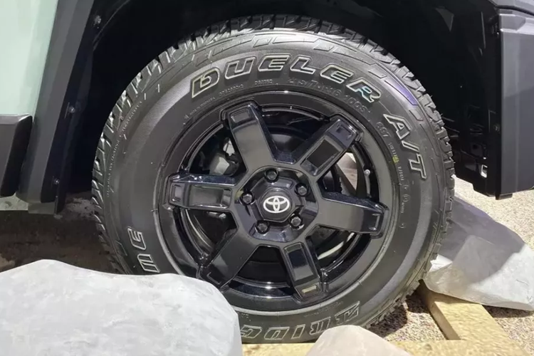 Sức mạnh được truyền tới cầu sau thông qua hộp số sàn 5 cấp hoặc tự động 6 cấp.Theo đại diện của Toyota Indonesia, bản số sàn của mẫu xe này sở hữu giá bán khởi điểm chỉ 400 triệu Rupiah (khoảng 630 triệu đồng). Con số tương ứng của các bản số tự động là từ 490 - 500 triệu Rupiah (774 - 790 triệu đồng).