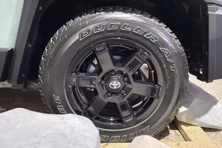 Sức mạnh được truyền tới cầu sau thông qua hộp số sàn 5 cấp hoặc tự động 6 cấp.Theo đại diện của Toyota Indonesia, bản số sàn của mẫu xe này sở hữu giá bán khởi điểm chỉ 400 triệu Rupiah (khoảng 630 triệu đồng). Con số tương ứng của các bản số tự động là từ 490 - 500 triệu Rupiah (774 - 790 triệu đồng).