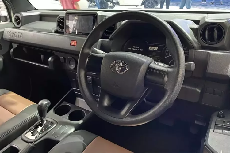 Mẫu SUV 7 chỗ mới vẫn giữ lại một số chi tiết thiết kế của Toyota Hilux Rangga. Cụ thể, toàn bộ khu vực đầu xe đều được bê nguyên từ Toyota Hilux Rangga sang. Trong khi đó, các khu vực từ cột B về phía sau đã được làm mới hoàn toàn.