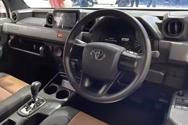 Mẫu SUV 7 chỗ mới vẫn giữ lại một số chi tiết thiết kế của Toyota Hilux Rangga. Cụ thể, toàn bộ khu vực đầu xe đều được bê nguyên từ Toyota Hilux Rangga sang. Trong khi đó, các khu vực từ cột B về phía sau đã được làm mới hoàn toàn.