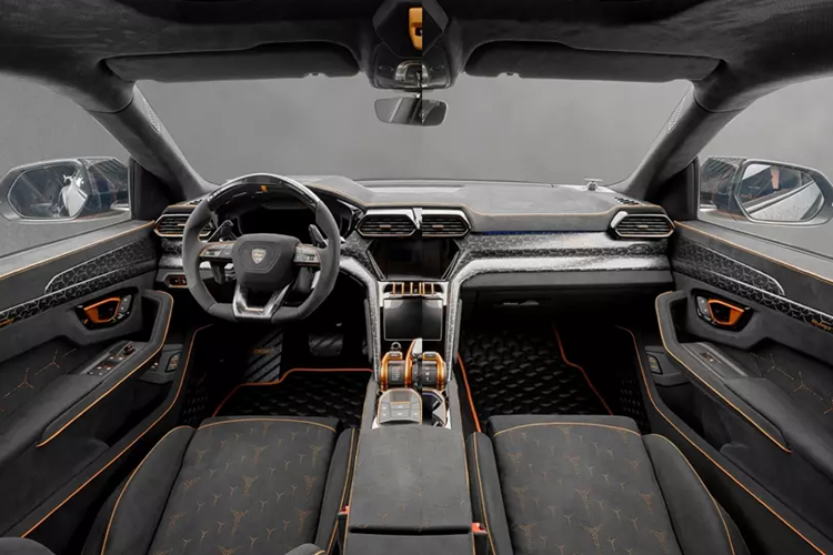 Nửa trước là khu vực đầu tiên của Urus bị phá hỏng. Mansory đã lắp một cản xe mới ấn tượng với bộ chia gió nổi bật và một số cánh gió khí động học. Sau đó, nó được trang trí toàn bộ phần đầu xe bằng một kiểu sơn dường như mô tả hàng nghìn mắt xích nhỏ được kết nối với nhau. Cũm đèn DRL có hình dạng tương tự như Revuelto, là một điểm nhấn đẹp.