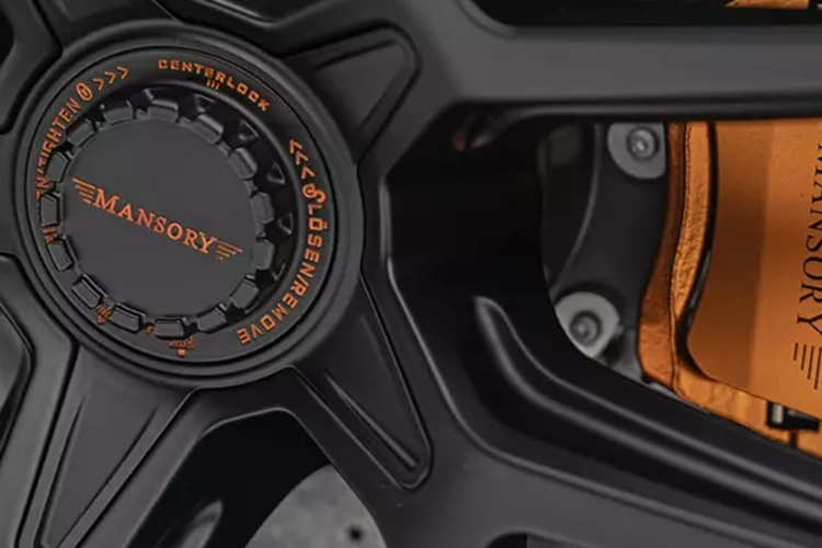 Bên trong, xe được trang bị đầy đủ nội thất Mansory. Alcantara đen phủ lên ghế, tấm ốp cửa, trụ, đường hầm truyền động và trần xe, được bù đắp bằng đủ đường khâu và đường viền màu cam để nhắc nhở bạn rằng, đúng vậy, ai đó đã trả thêm tiền cho điều này.