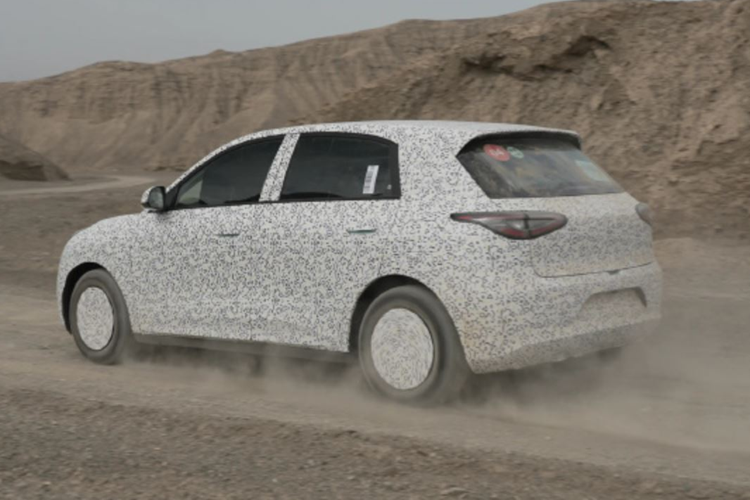 Tốc độ tối đa là 135 km/h và góc tiếp cận/rời đều là 19°. Cuối cùng, về giá cả, có nhiều suy đoán trên mạng cho rằng giá xe Geely Xingyuan EV 2024 tại Trung Quốc có thể vào khoảng 80.000 nhân dân tệ (11.000 USD), tương đương 260 triệu đồng.