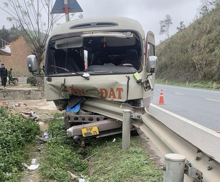 O to khach xuyen vao lan can quoc lo 1A, 6 nguoi bi thuong