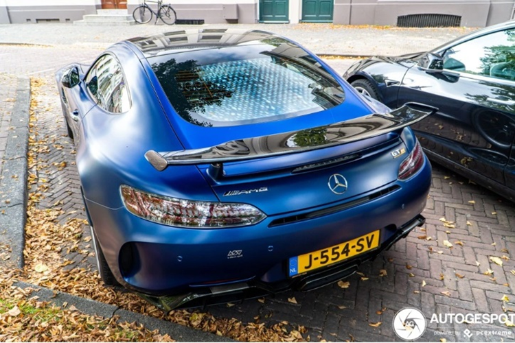 Hệ thống cảm biến hỗ trợ đỗ xe, hệ thống an toàn Pre-Safe, phanh ABS, hỗ trợ lực phanh khẩn cấp, chống trượt khi tăng tốc ASR, hỗ trợ khởi hành ngang dốc… Tại Việt Nam, giá xe Mercedes-AMG GT R từng được phân phối chính hãng với giá từ 11,6 tỷ đồng.