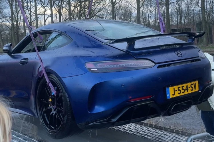 Cung cấp sức mạnh cho Mercedes-AMG GT R là khối động cơ V8 4.0 L tăng áp kép với cách bố trí cụm turbo theo kiểu “hot inside V” đặc trưng, giúp sản sinh 577 mã lực và mô-men xoắn cực đại 700 Nm trong dải vòng tua 2100 – 5500 rpm. Động cơ M178 này còn giúp hạ trọng tâm xe thông qua việc sử dụng bể dầu khô và hệ thống bơm dầu thông minh.