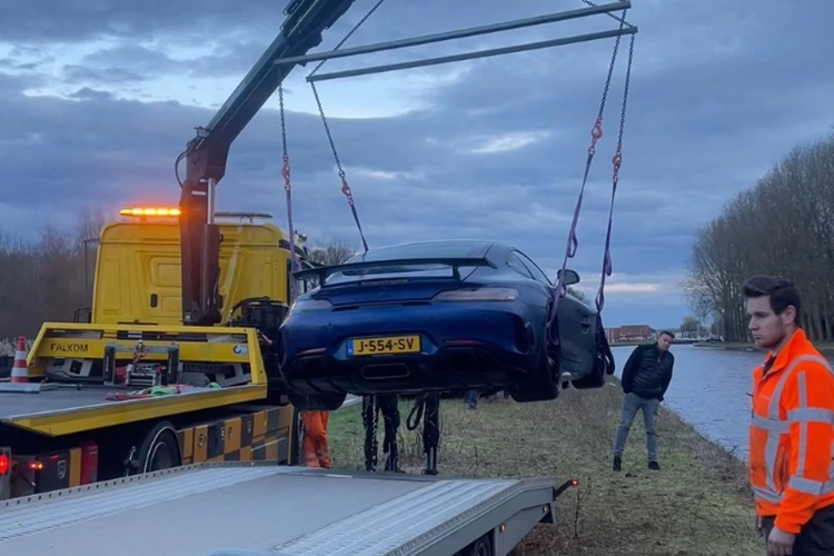 Điểm ấn tượng nhất của AMG GT R chính là lưới tản nhiệt nan dọc Panamericana lấy cảm hứng từ huyền thoại 300 SL trong cuộc đua cùng tên tại Mexico. Cản trước, các khe hút gió phía trước và bên hông được mở rộng, giúp tăng khả năng tản nhiệt, cải thiện khí động học cũng như tính thẩm mỹ.