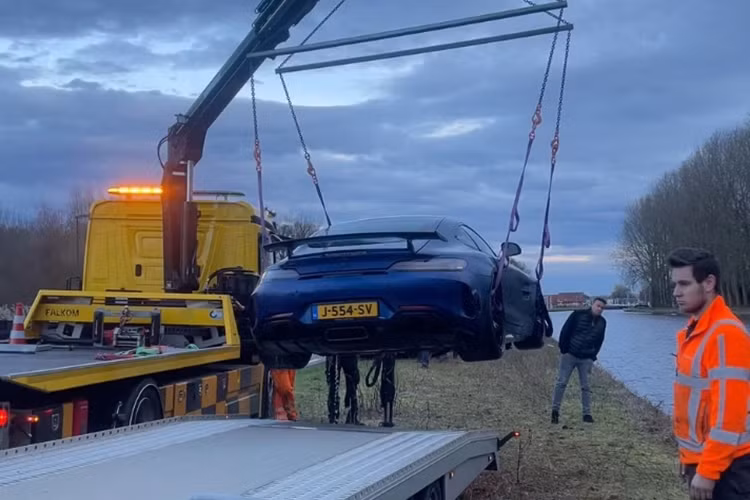 Điểm ấn tượng nhất của AMG GT R chính là lưới tản nhiệt nan dọc Panamericana lấy cảm hứng từ huyền thoại 300 SL trong cuộc đua cùng tên tại Mexico. Cản trước, các khe hút gió phía trước và bên hông được mở rộng, giúp tăng khả năng tản nhiệt, cải thiện khí động học cũng như tính thẩm mỹ.