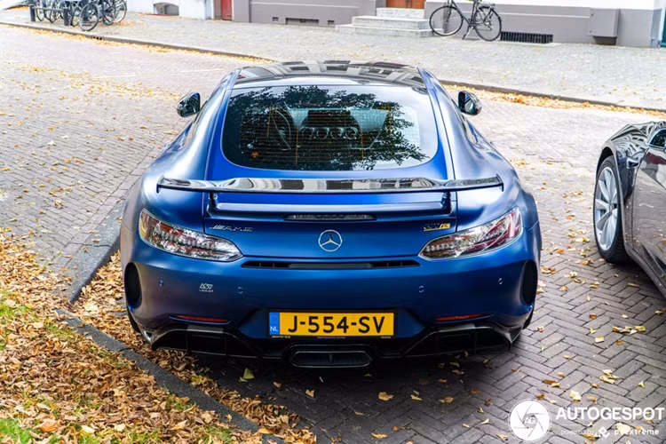 Động cơ hết hợp với hộp số ly hợp kép AMG 7G-DCT siêu nhanh và hệ dẫn động cầu sau giúp Mercedes-AMG GT R chỉ mất 3,6 giây để đạt mốc 100km/h và có thể đạt đến vận tốc độ tối đa 318 km/h.