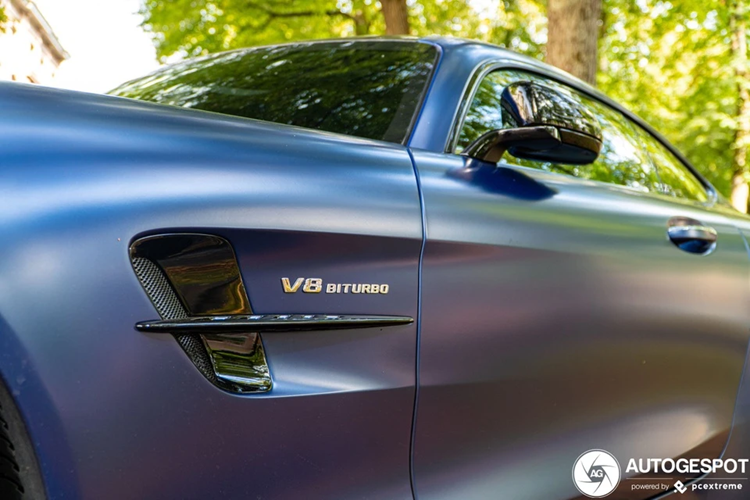 Đáng chú ý, AMG đã thiết kế một cánh chia gió chủ động bằng sợi carbon phía dưới cản trước. Khi xe ở chế độ Race, cánh gió sẽ hạ góc nghiêng xuống thêm 40 mm ở tốc độ trên 80 km/h, giúp tăng lực nén 40 kg khi xe đạt tốc độ 250 km/h.