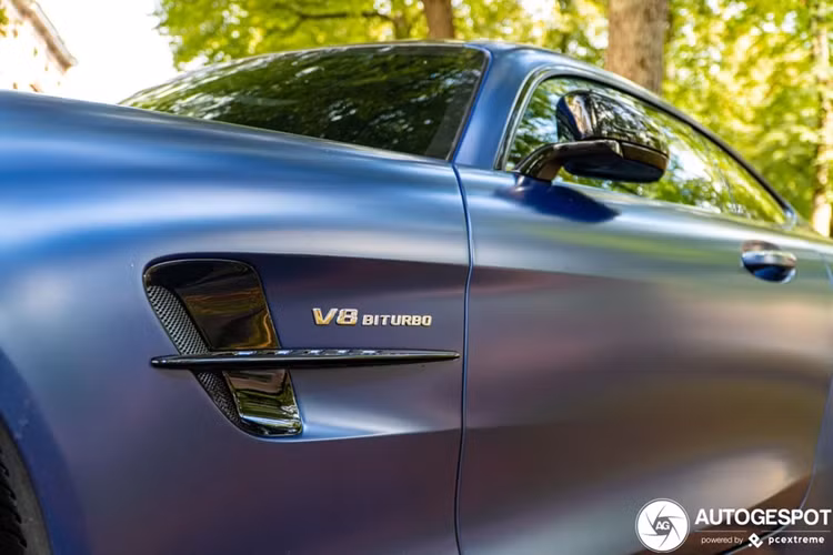 Đáng chú ý, AMG đã thiết kế một cánh chia gió chủ động bằng sợi carbon phía dưới cản trước. Khi xe ở chế độ Race, cánh gió sẽ hạ góc nghiêng xuống thêm 40 mm ở tốc độ trên 80 km/h, giúp tăng lực nén 40 kg khi xe đạt tốc độ 250 km/h.