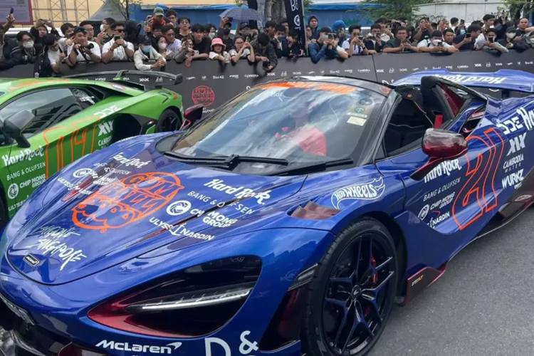 Amanda Toh Steckler rất thích thú với địa điểm tham quan địa đạo Củ Chi cũng như 1 số địa điểm của 3 nước còn lại, phú bà Singapore chọn siêu xe McLaren 765LT Spider vì khả năng lái xe kinh hoạt, lại còn bản mui trẩn có thể giúp mình tận hưởng không khí thiên nhiên chân thực chỉ sau 1 nút bấm.