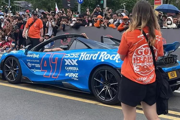 Siêu xe McLaren 765LT Spider tăng tốc từ vị trí xuất phát lên 100 km/h chỉ trong thời gian 2,8 giây trước khi đạt vận tốc tối đa 330 km/h. Mức giá xe McLaren 765LT Spider khi mới được đưa về Việt Nam theo chính hãng hé lộ là từ 29,3 tỷ đồng.