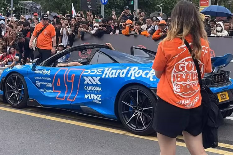 Siêu xe McLaren 765LT Spider tăng tốc từ vị trí xuất phát lên 100 km/h chỉ trong thời gian 2,8 giây trước khi đạt vận tốc tối đa 330 km/h. Mức giá xe McLaren 765LT Spider khi mới được đưa về Việt Nam theo chính hãng hé lộ là từ 29,3 tỷ đồng.