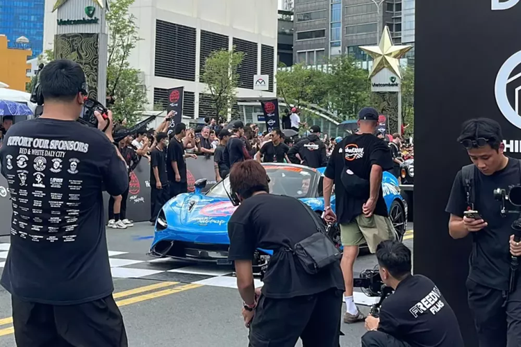 ương tự như xe McLaren 720S Spider, siêu xe mui trần McLaren 765LT Spider cũng có tốc độ mở mui nhanh nhất thế giới khi chỉ mất 11 giây theo thông báo của hãng xe Anh quốc nhưng một số đại gia Việt khi trải nghiệm thực tế, thời gian đóng hoặc mở mui chỉ mất không quá 9 giây.