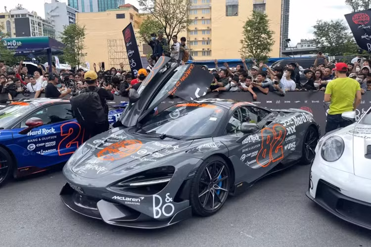 Ngoại thất chiếc xe McLaren 765LT Spider này có màu xanh dương cùng với rất nhiều chi tiết bằng carbon đỏ, và sơn đen như nắp capô, cản trước, mâm xe, hốc gió trên vòm bánh xe, nẹp sườn, khuếch tán sau và còn có cánh gió đuôi nữa, sau cùng là toàn bộ phần mui xe được sơn đen.