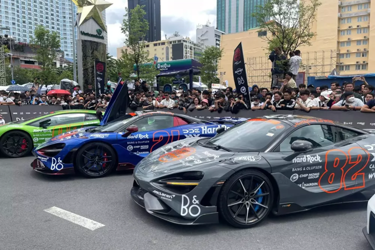 So với McLaren 720S Spider, siêu xe mui trần McLaren 765LT Spider có sự nhận biết rất dễ dàng với cản va trước thiết kế lại, có thêm cánh lướt gió trải dải sang 2 bên đầu xe, tiếp đến là trên vòm bánh xe trước, hãng xe Anh quốc đã khoét thêm các lỗ thông gió cho xe, mâm, nẹp sườn cũng được khắc logo 765LT để nhận biết.