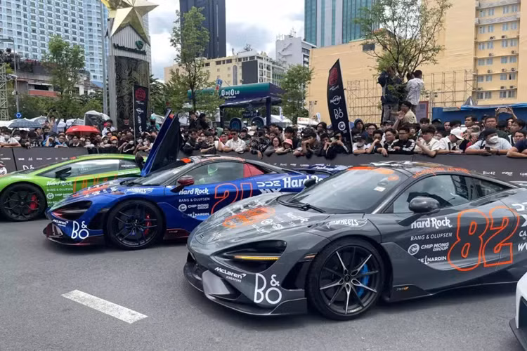 So với McLaren 720S Spider, siêu xe mui trần McLaren 765LT Spider có sự nhận biết rất dễ dàng với cản va trước thiết kế lại, có thêm cánh lướt gió trải dải sang 2 bên đầu xe, tiếp đến là trên vòm bánh xe trước, hãng xe Anh quốc đã khoét thêm các lỗ thông gió cho xe, mâm, nẹp sườn cũng được khắc logo 765LT để nhận biết.