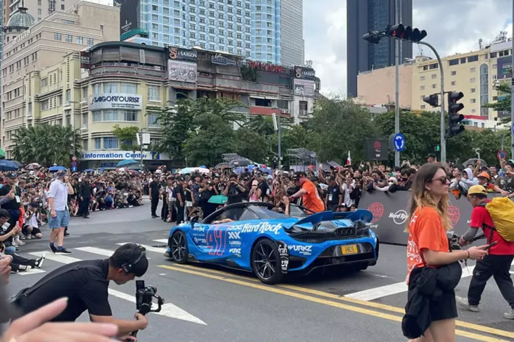 Trên chìa khóa xe McLaren 765LT Spider cũng sẽ được tích hợp thêm nút đóng hoặc mở mui.