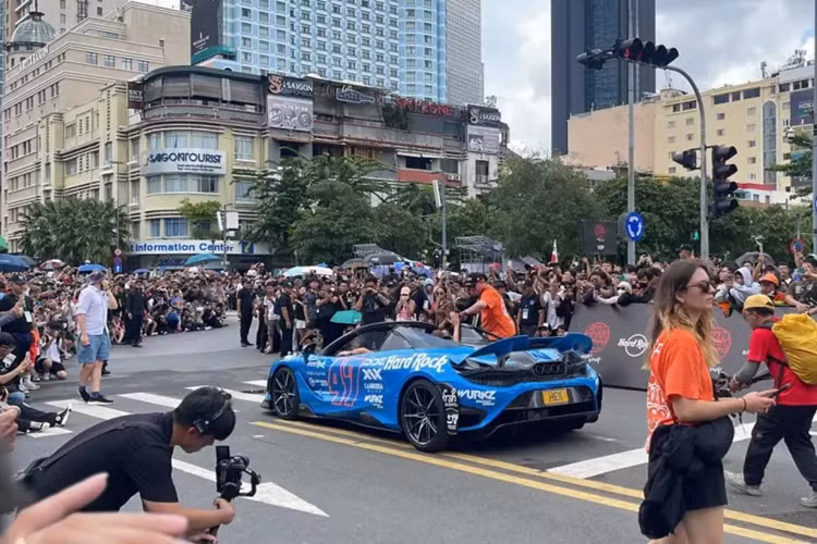 Trên chìa khóa xe McLaren 765LT Spider cũng sẽ được tích hợp thêm nút đóng hoặc mở mui.