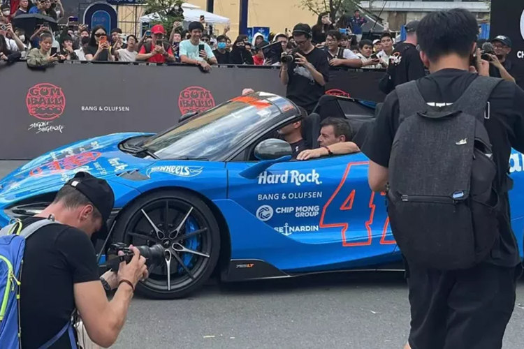 Vẫn được trang bị khối động cơ V8, dung tích 4.0 lít, tăng áp kép nhưng siêu xe mui trần giới hạn McLaren 765LT Spider lại sản sinh công suất tối đa 755 mã lực, tăng 45 mã lực so với bản tiêu chuẩn tại vòng tua máy 7.500 vòng/phút và mô-men xoắn cực đại 800 Nm tại tua máy 5.500 vòng/phút.