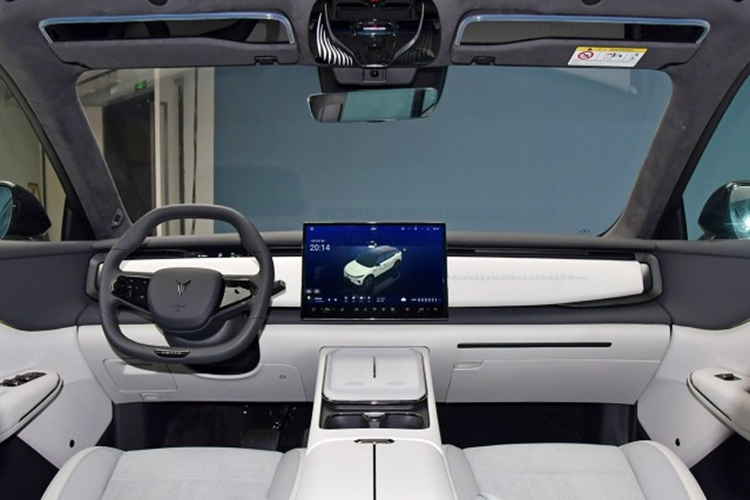 Hệ thống hỗ trợ lái xe NOA (Điều hướng trên chế độ lái tự động) của Voyah Courage được thực hiện thông qua năm radar sóng milimet, 10 camera và các cảm biến khác. Không có lidar. Khả năng lái xe thông minh cấp độ 2.9 của nó bao gồm điều hướng ram dốc (vào và ra), đỗ xe từ xa/tự động và triệu hồi.